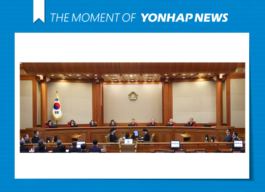 윤석열 대통령 탄핵 심판의 첫 변론기일인 14일 오후 서울 종로구 헌법재판소에 정계선(왼쪽부터), 김복형, 정정미, 이미선, 문형배, 김형두, 정형식, 조한창 헌재 재판관들과 국회측 소추위원(아래 왼쪽), 윤 대통령측 변호인단(아래 오른쪽) 등이 심판정에 앉아 있다.[연합뉴스]